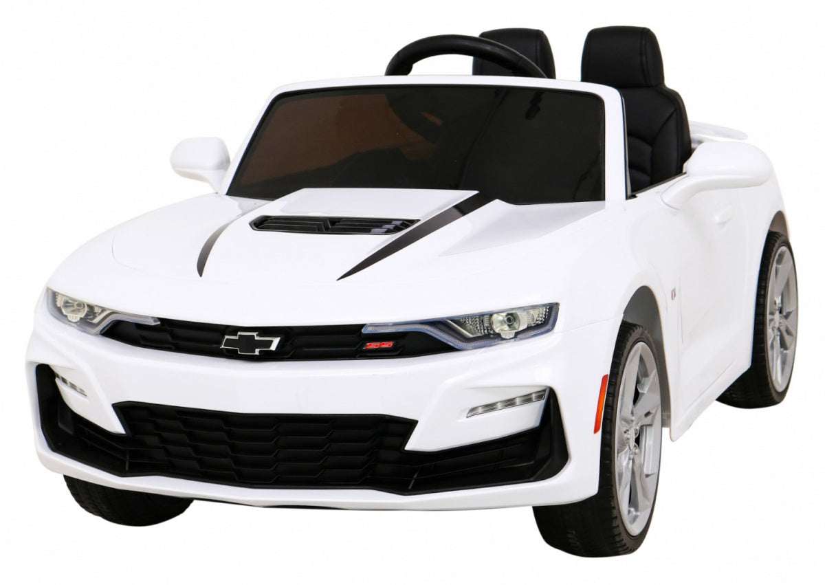 Biały Chevrolet Camaro 2SS na akumulator dla dzieci z czarnymi siedzeniami i realistycznym designem sportowego samochodu.