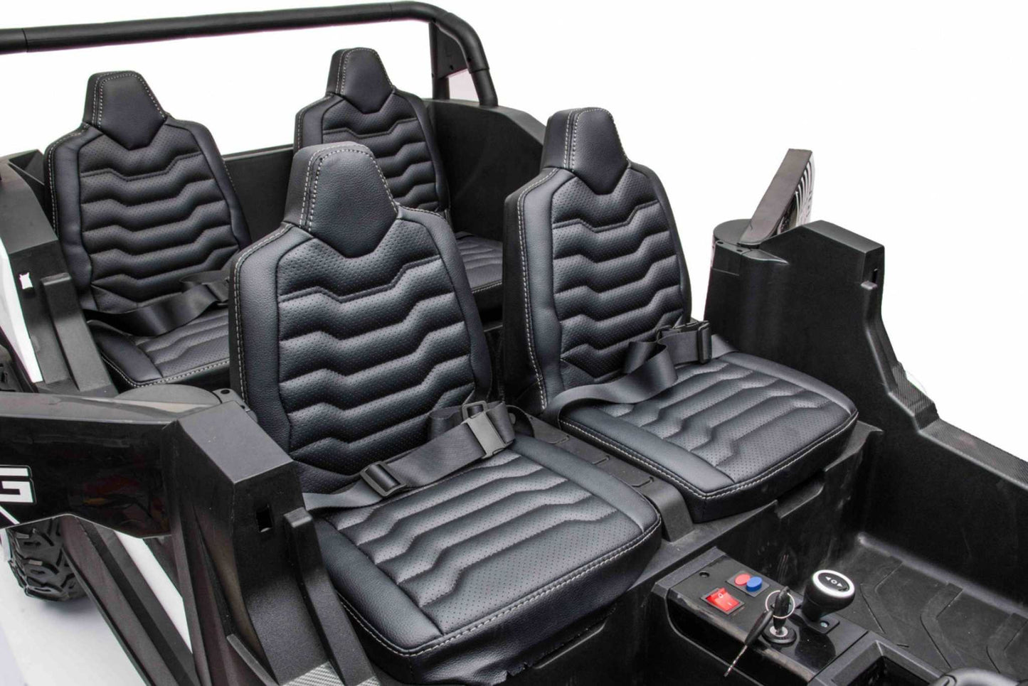 Czteromiejscowy rodzinny buggy ATV racing UTV2000 z czarnymi siedzeniami z ekoskóry i pasami bezpieczeństwa.