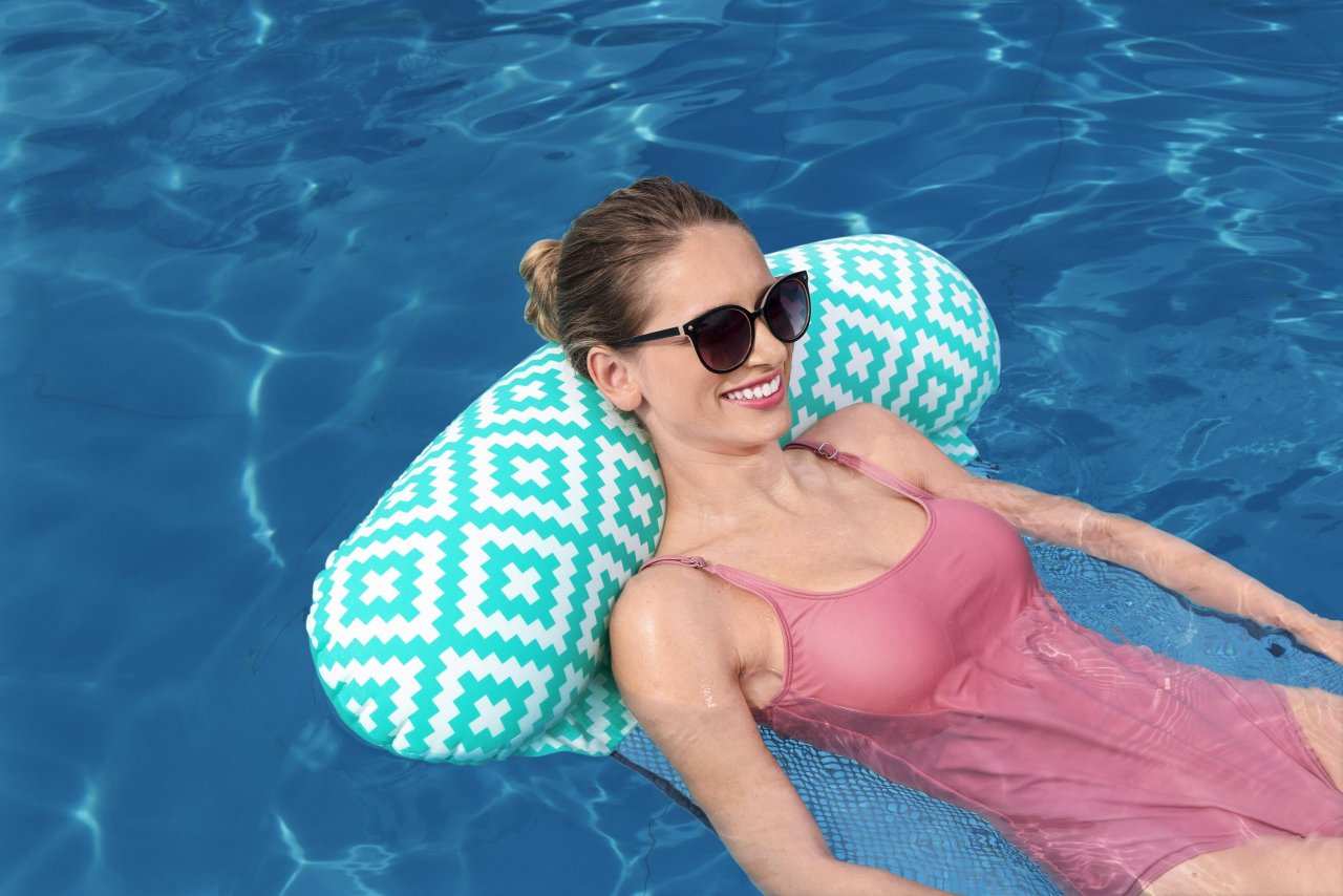 woman relaxing on Bestway Dmuchany Materac inflatable swimming mattress with mesh bottom in pool