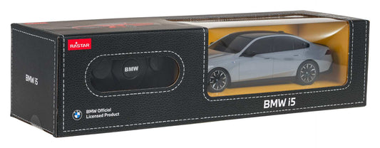 zdalnie sterowany BMW i5 model 1:24 w szarym kolorze z pilotem 2.4 GHz, trwała konstrukcja ABS, realistyczne detale, oryginalne opakowanie BMW