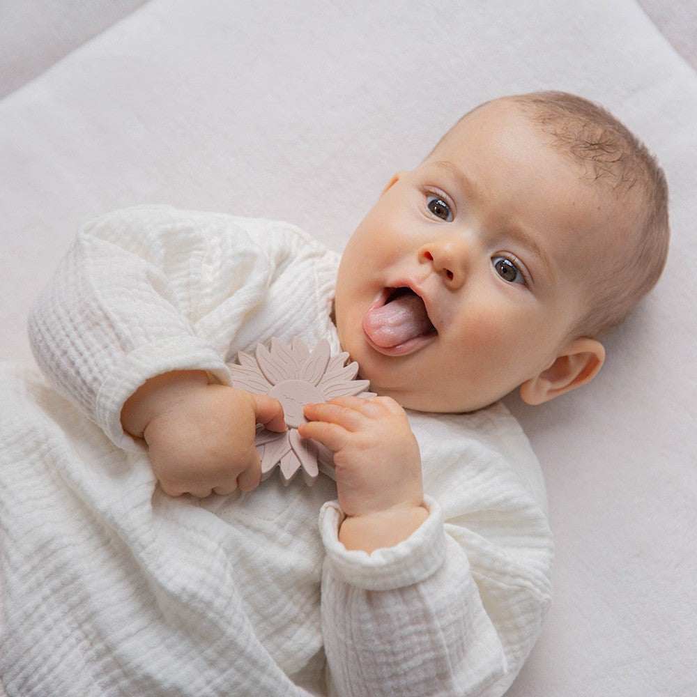 Baby holding and chewing Label Label silikonowy sunflower silicone teether for soothing gums and sensory development