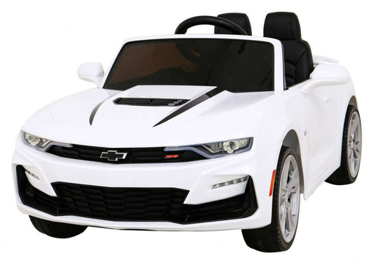 Biały Chevrolet Camaro 2SS na akumulator dla dzieci z czarnymi siedzeniami i realistycznym designem sportowego samochodu.