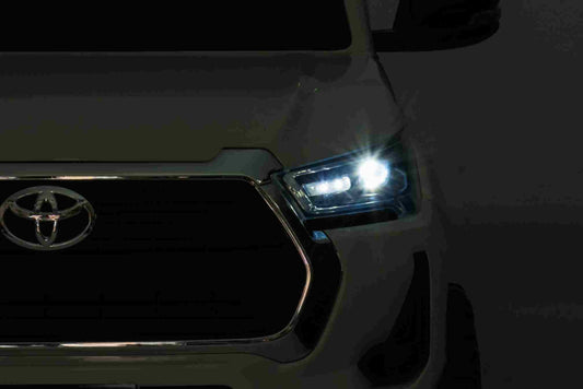 Toyota Hilux na akumulator dla dzieci biały z LED-owymi światłami i pilotem 4x4