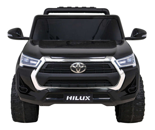Czarny Toyota Hilux na akumulator dla dzieci z napędem 4x4 i pilotem zdalnego sterowania
