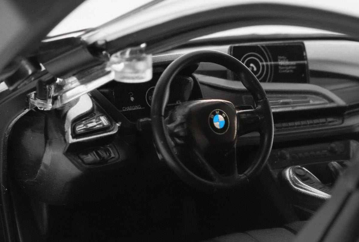 BMW i8 białe zdalnie sterowane auto model w skali 1:14 wnętrze kierownica detale