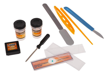 Zestaw akcesoriów do mikroskopu dla młodych odkrywców z pojemnikami, narzędziami i szkiełkami do obserwacji mikroskopijnych detali