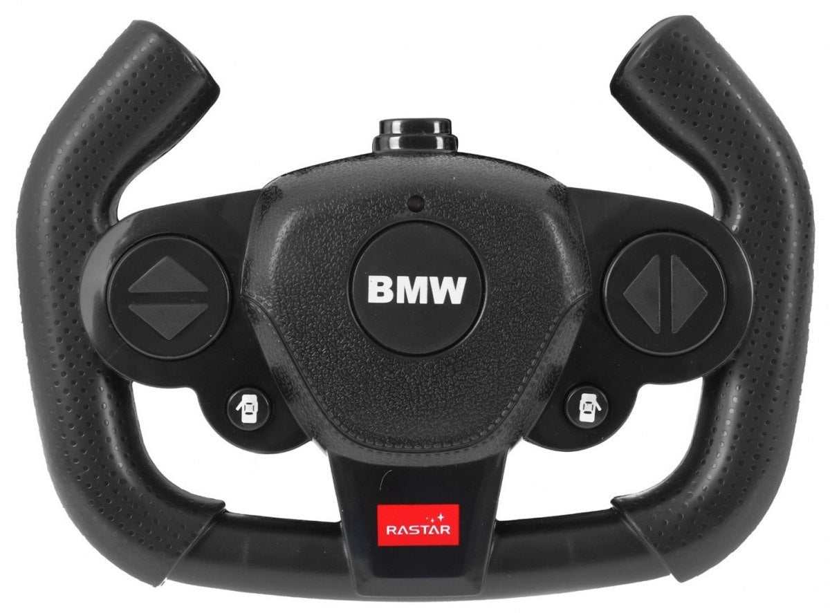 Czarny pilot do zdalnie sterowanego BMW i8 model RASTAR z przyciskami kierunkowymi i logo BMW