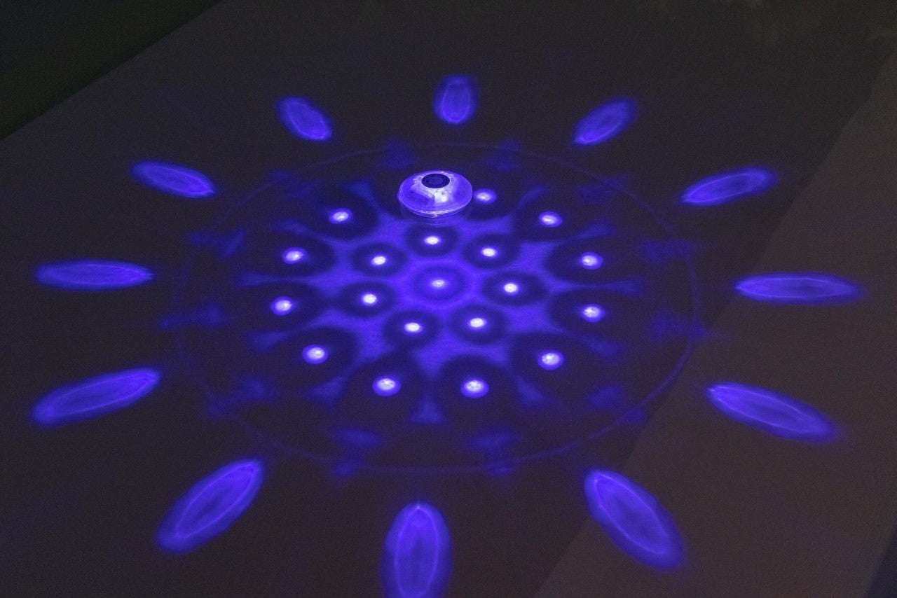 Lampka LED basenowa Bestway z 7 trybami świecenia emitująca niebieskie światło na wodzie