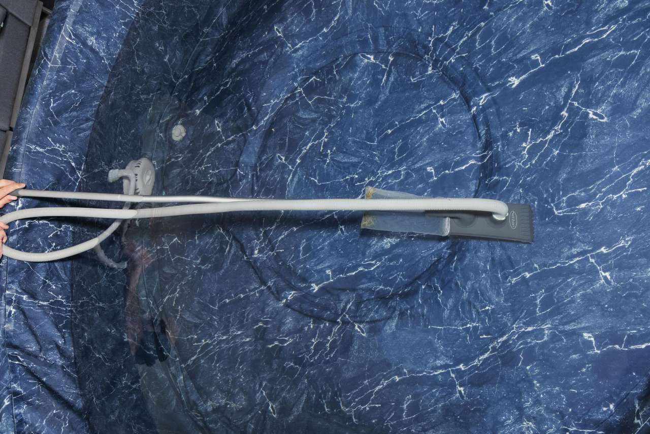 Odkurzacz Do Lay Z Spa Bestway do czyszczenia dna i wykładzin spa z lekkim 2,20 m wężem wodnym