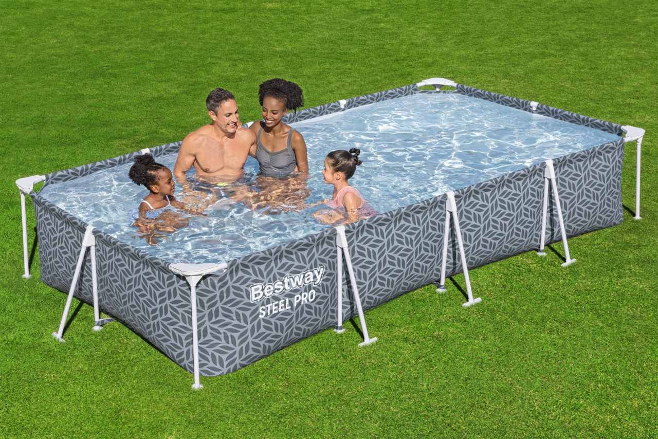 Rodzinna zabawa w ogródkowym basenie stelażowym Steel Pro Bestway 366x201x66 cm