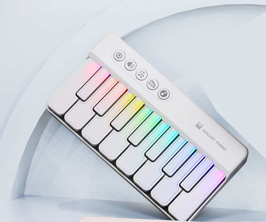 biały kompaktowy pocket piano z podświetleniem kolorowych klawiszy do nauki muzyki
