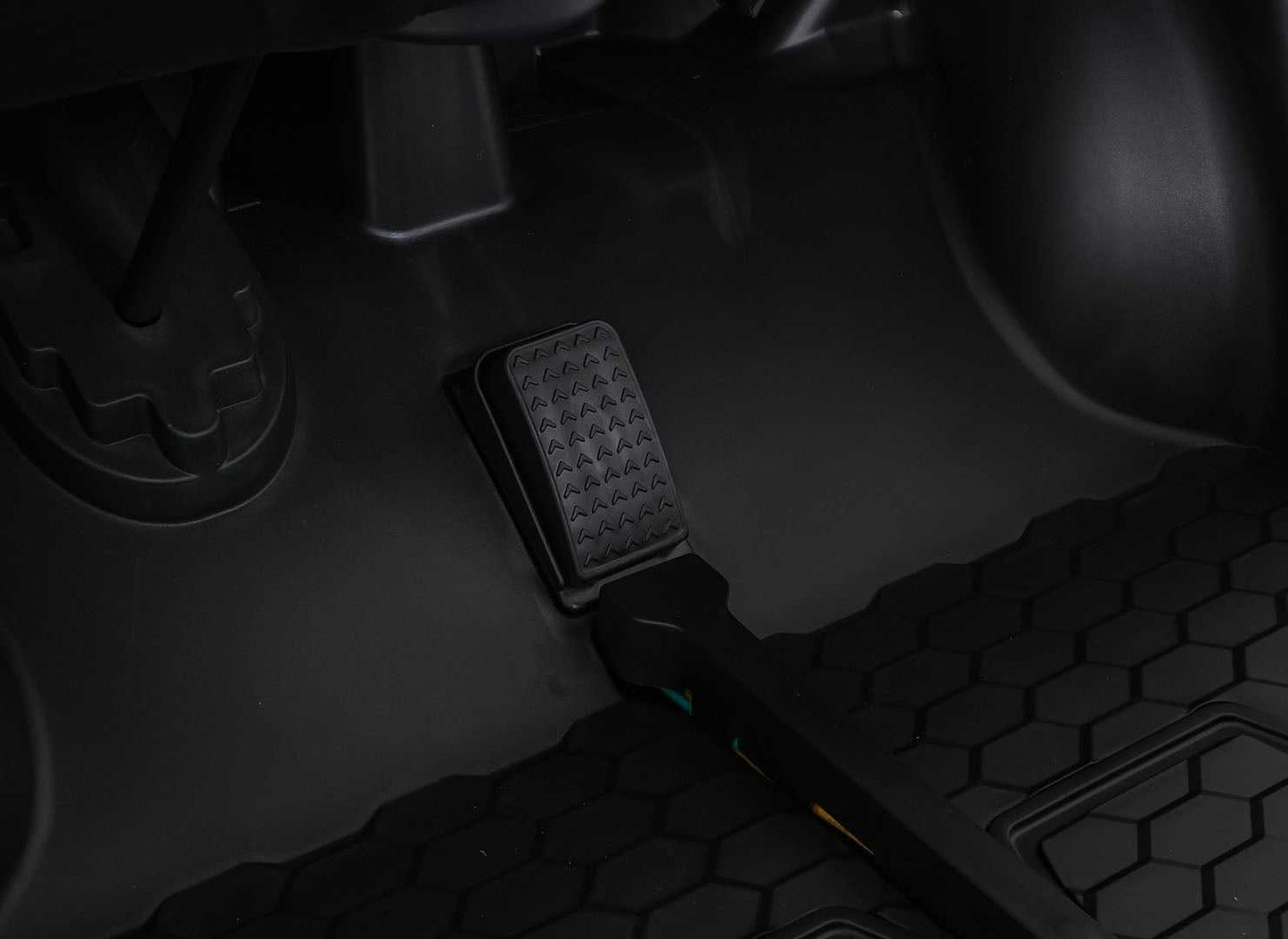 Pojazd Terenowy PASSION 4x4 czarny pedał gazu dla dzieci z antypoślizgową powierzchnią