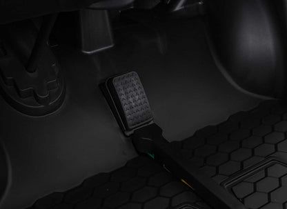 Pojazd Terenowy PASSION 4x4 czarny pedał gazu dla dzieci z antypoślizgową powierzchnią