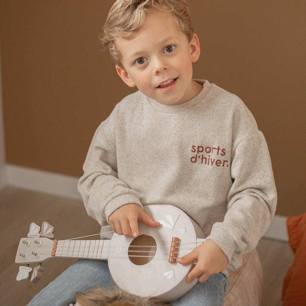 Dziecko grające na lekkim drewnianym Label Label Banjo dla dzieci z możliwością strojenia