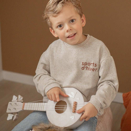 Dziecko grające na lekkim drewnianym Label Label Banjo dla dzieci z możliwością strojenia