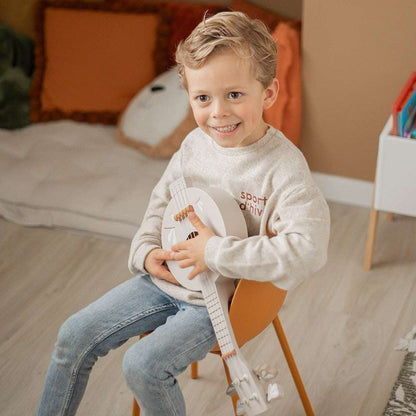 Dziecko grające na lekkim, drewnianym banjo Label Label dla dzieci z możliwością strojenia