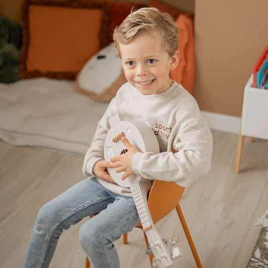 Dziecko grające na lekkim, drewnianym banjo Label Label dla dzieci z możliwością strojenia